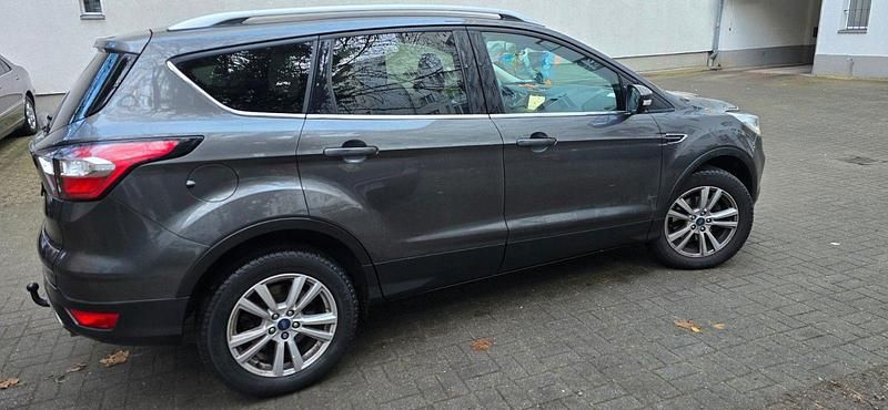 Gebraucht Ford Kuga Titanium 150 PS (110 kW) 2019 Grau SUV