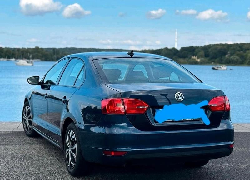 Second-hand VW Jetta 105 CP (77 kW) 2012 Albastru Berlinǎ