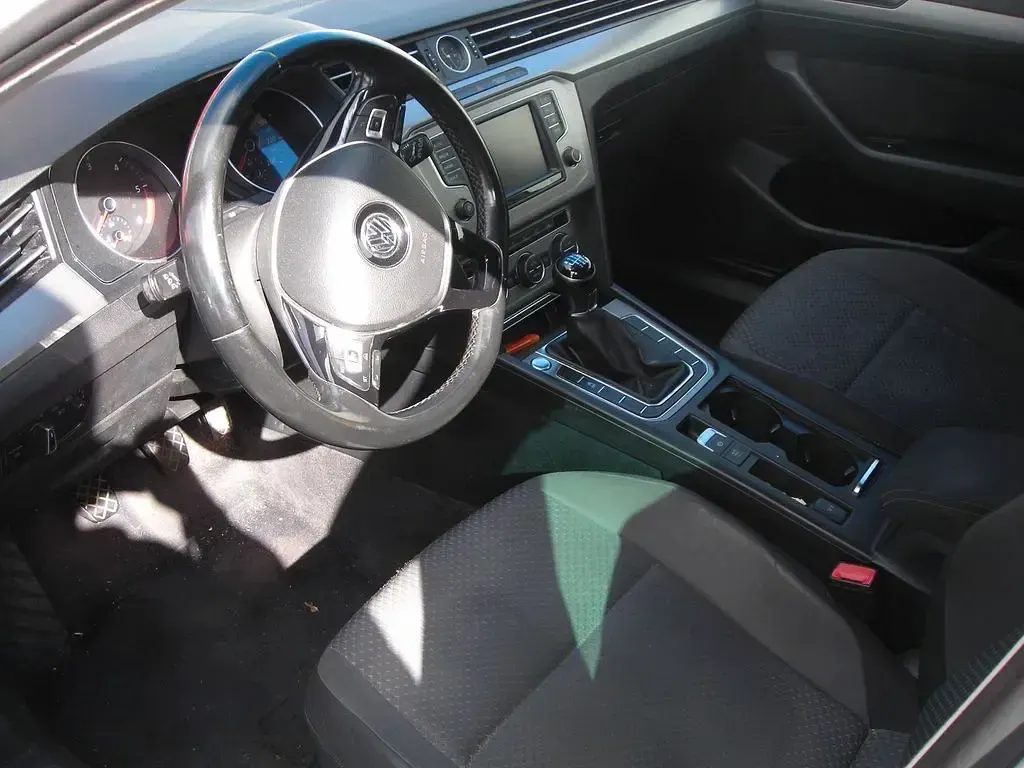 Gebraucht VW Passat Trendline 150 PS (110 kW) 2016 Weiß Kombi