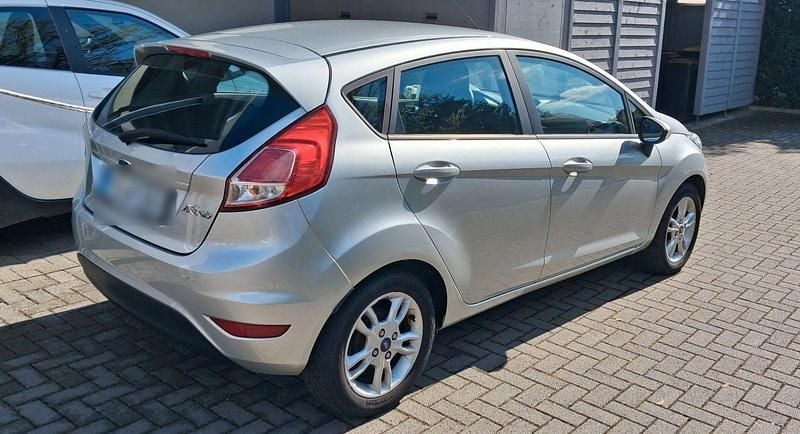 Gebraucht Ford Fiesta SYNC Edition 80 PS (58 kW) 2016 Silber Kleinwagen