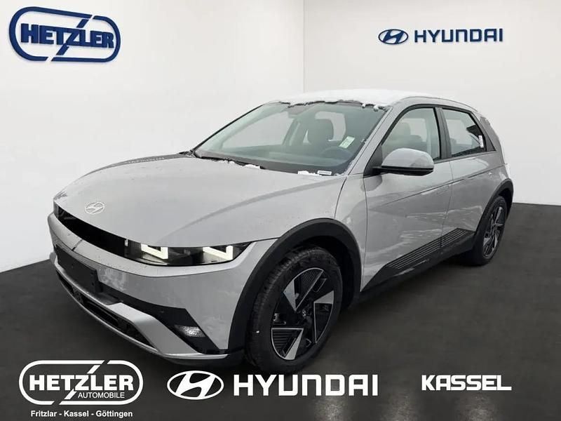 Cyber grey / met Neu 2026 Hyundai Ioniq Basis Kleinwagen | 48.990 € - Bild 1/1