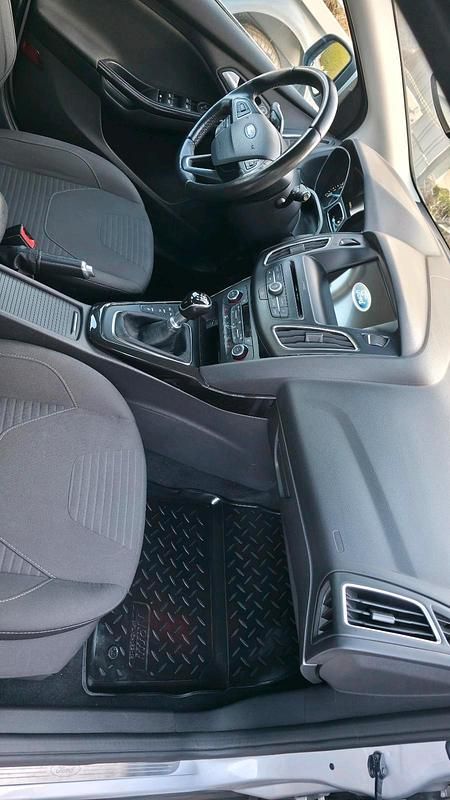 Gebraucht Ford Focus Titanium 125 PS (91 kW) 2018 Grau Kombi