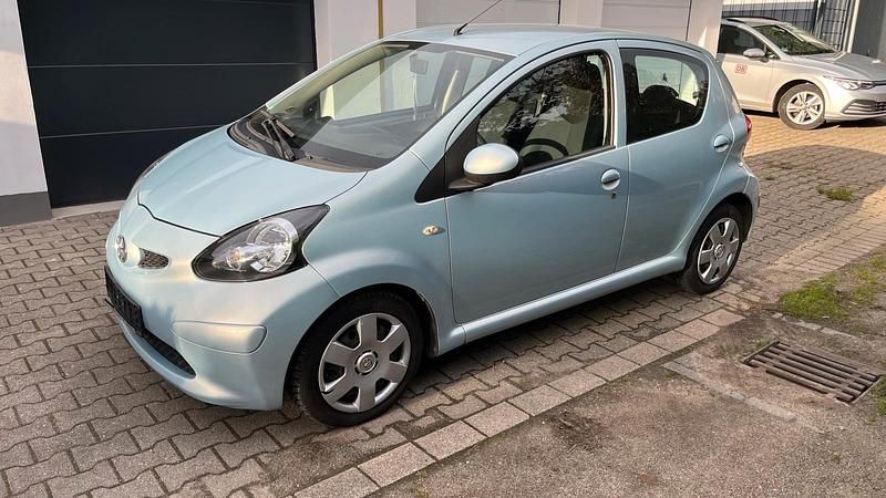 Blau Gebraucht 2005 Toyota Aygo Kleinwagen | 1.750 € (Fairer Preis) - Bild 1/4