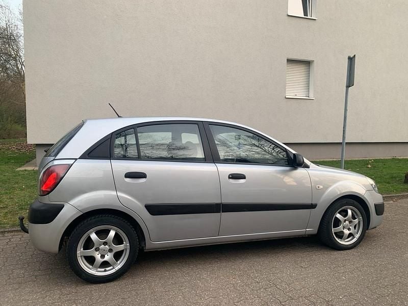 Gebraucht Kia Rio 97 PS (71 kW) 2009 Silber Kleinwagen