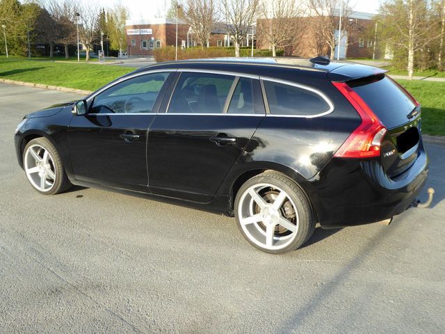 Schwarz metallic Gebraucht 2012 Volvo V60 Drive Kinetic Kombi | 11.000 € (Teuer) - Bild 1/4