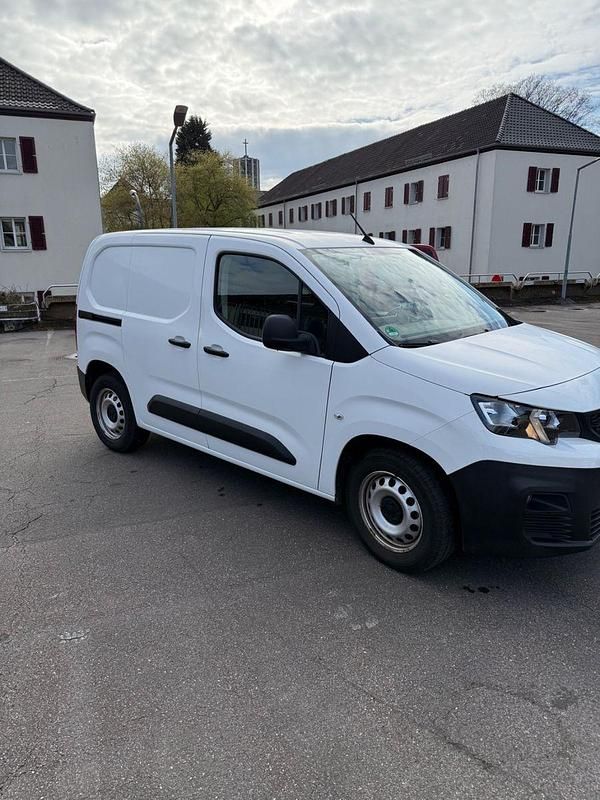 Gebraucht Peugeot Partner 110 PS (80 kW) 2019 Weiß Van / Kleinbus