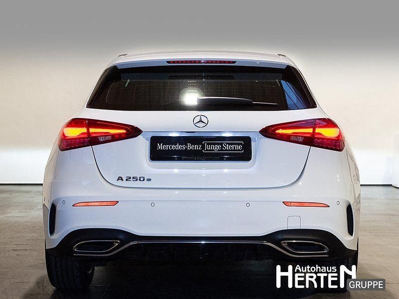 Gebraucht Mercedes A250 AMG line 163 PS (119 kW) 2025 Unilack polarweiß Limousine