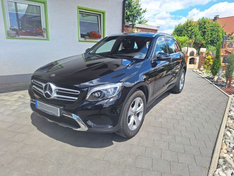 Schwarz Gebraucht 2017 Mercedes GLC250 SUV | 26.000 € (Fairer Preis) - Bild 1/4