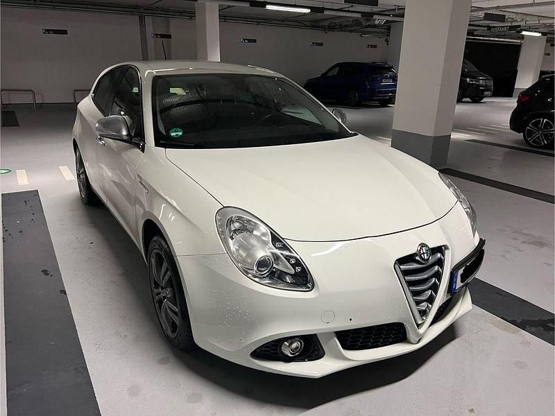 Weiß Gebraucht 2014 Alfa Romeo Giulietta Super Kleinwagen | 9.600 € (Etwas zu teuer) - Bild 1/4