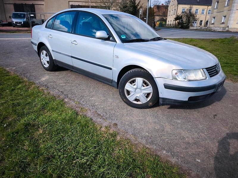 Gebraucht VW Passat 74 PS (54 kW) 1999 Silber Limousine