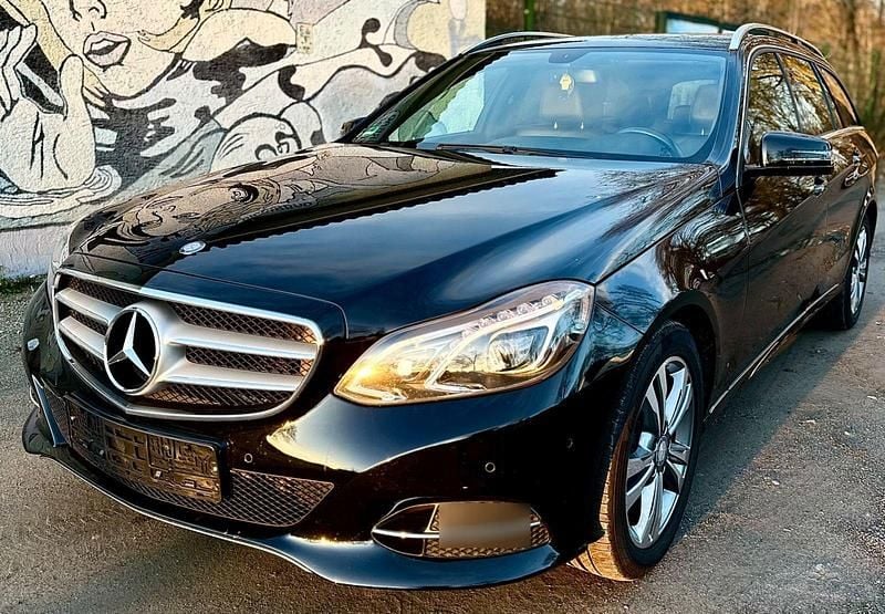 Schwarz Gebraucht 2014 Mercedes E220 Avantgarde Kombi | 12.900 € (Guter Preis) - Bild 1/4
