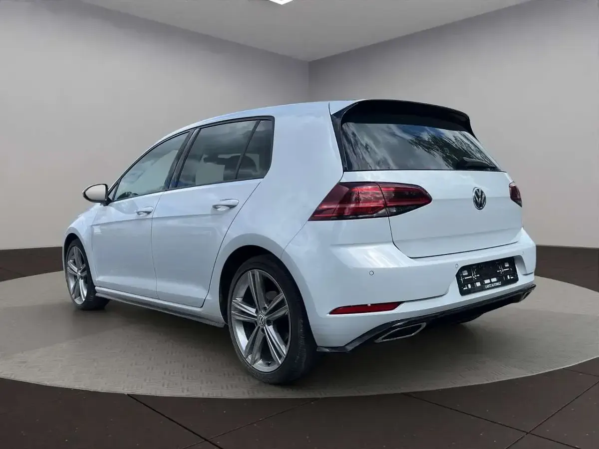 Gebraucht VW Golf VII R-line 150 PS (110 kW) 2018 White silver Limousine