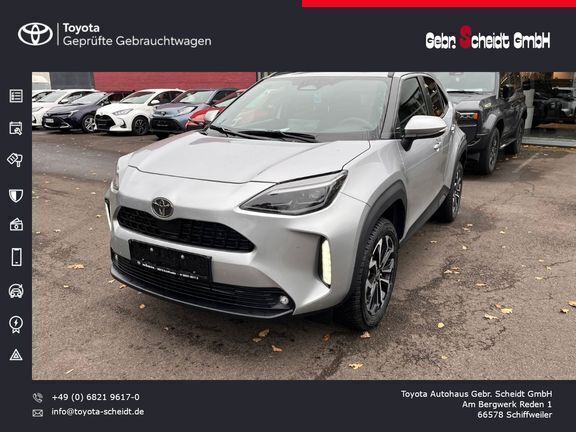 Shimmering silver metallic Gebraucht 2024 Toyota Yaris Hybrid Plus | 27.888 € (Fairer Preis) - Bild 1/4