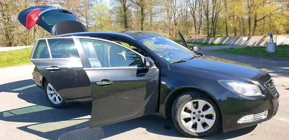 Gebraucht Opel Insignia 132 PS (97 kW) 2010 Schwarz Kombi