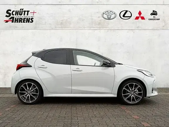 Gebraucht Toyota Yaris Sport 116 PS (85 kW) 2022 Dynamic grey silber metallic, dach schwarz Kleinwagen