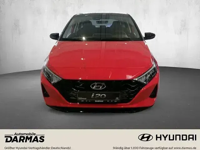 Gebraucht Hyundai i20 Intro Edition 101 PS (74 kW) 2021 Tomato red/ phantom black Kleinwagen