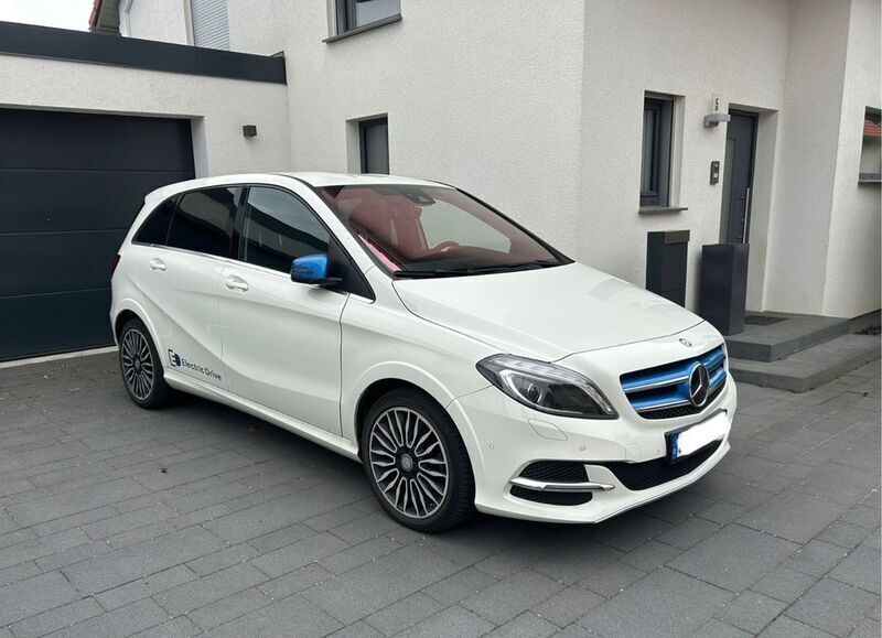 Weiß Gebraucht 2017 Mercedes B Electric Drive Van / Kleinbus | 12.599 € - Bild 1/4