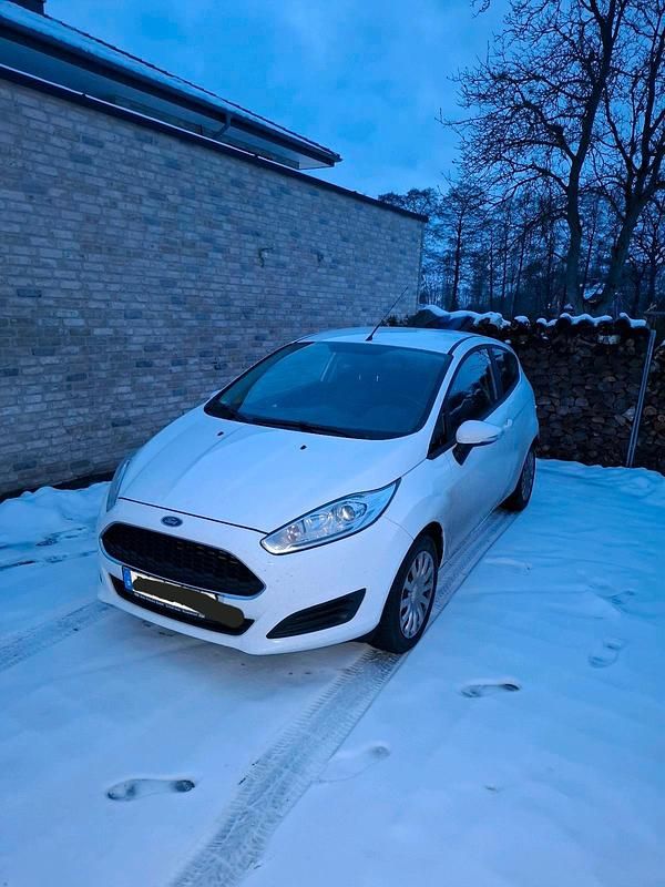 Weiß Gebraucht 2016 Ford Fiesta Kleinwagen | 6.100 € (Fairer Preis) - Bild 1/4