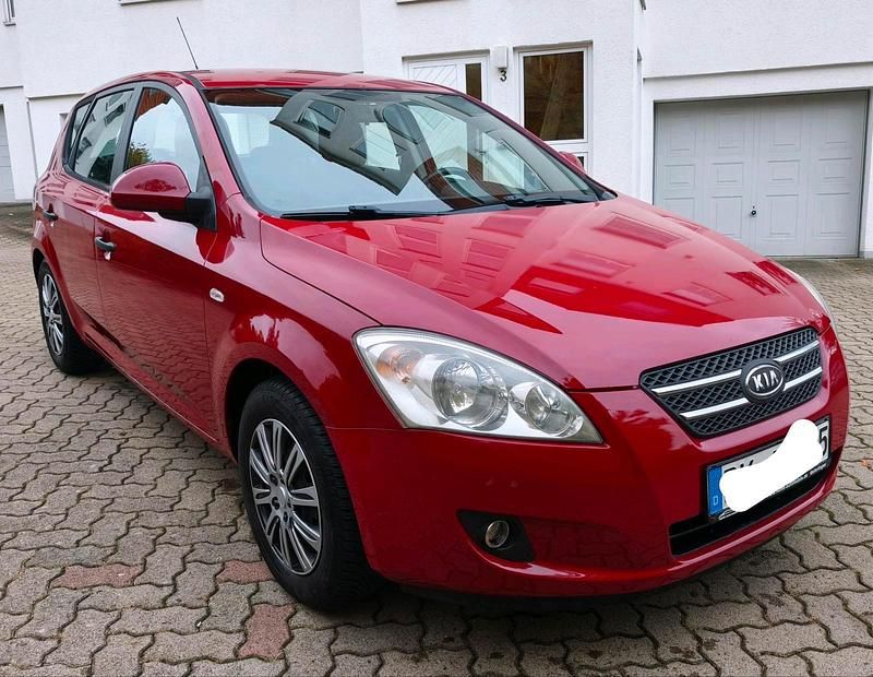 Rot Gebraucht 2007 Kia Ceed 2 Limousine | 1.999 € (Fairer Preis) - Bild 1/4