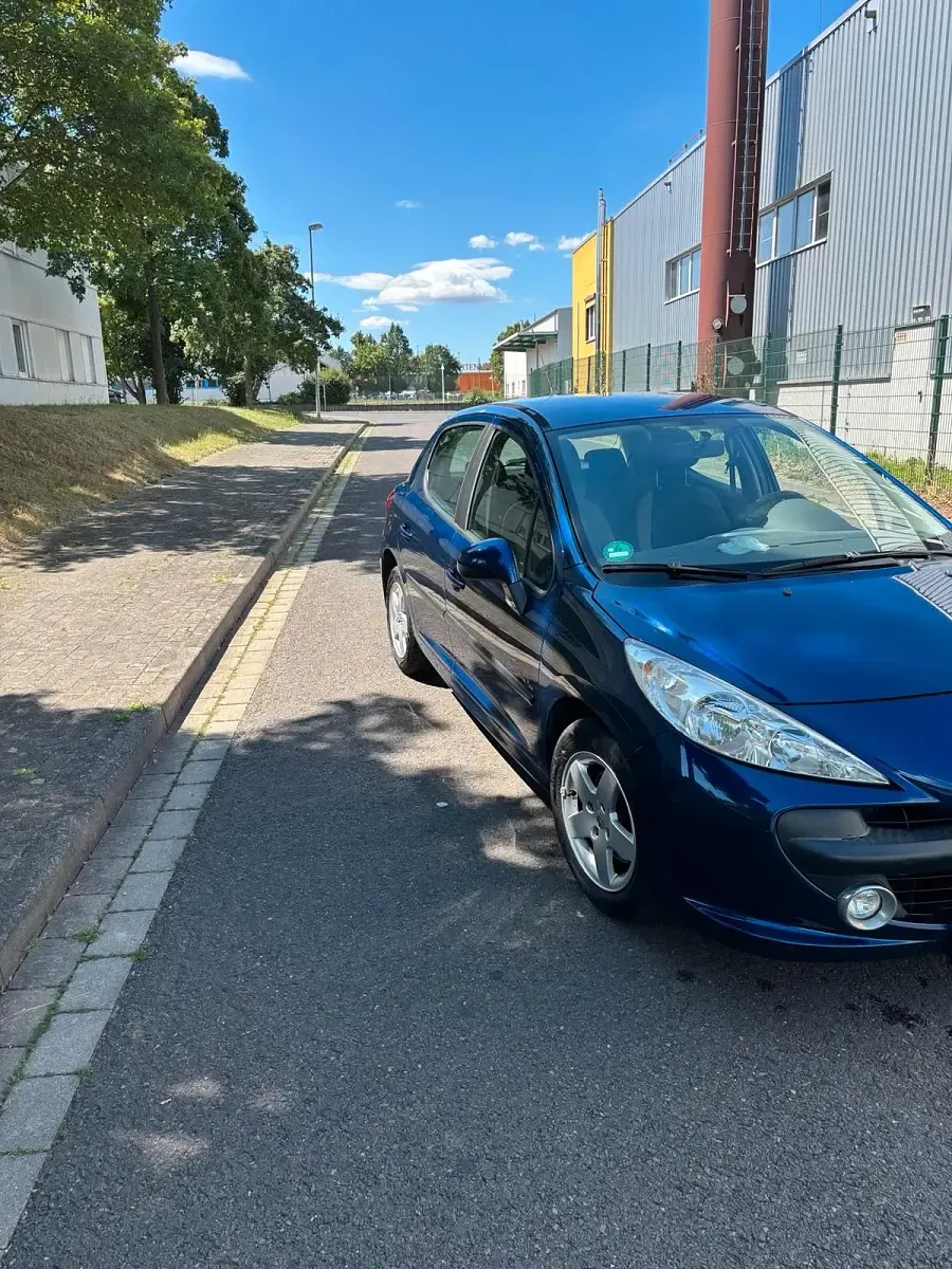 Gebraucht Peugeot 207 95 PS (69 kW) 2010 Blau Kleinwagen