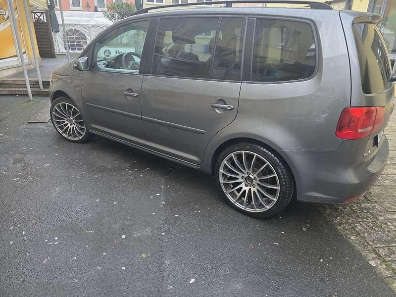 Gebraucht VW Touran Highline 105 PS (77 kW) 2011 Van / Kleinbus