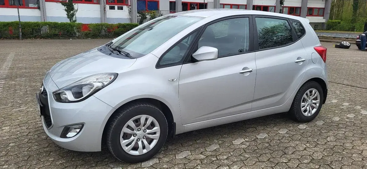 Gebraucht Hyundai ix20 Classic 90 PS (66 kW) 2015 Silber Kleinwagen