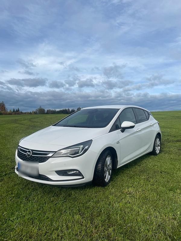 Weiß Gebraucht 2018 Opel Astra Limousine | 7.500 € (Guter Preis) - Bild 1/4
