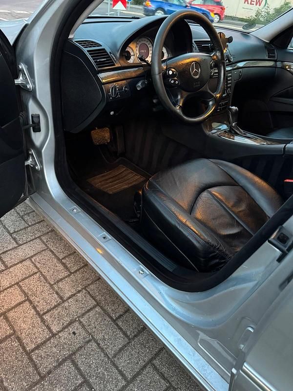 Gebraucht Mercedes E320 224 PS (164 kW) 2006 Silber Limousine