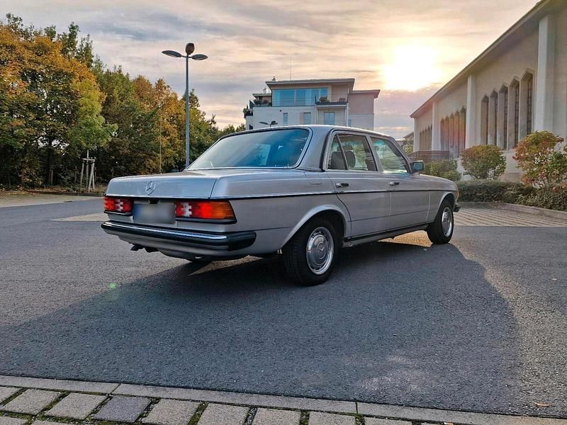 Używany Mercedes E230 136 KM (100 kW) 1982 Srebrny Sedan/Limuzyna