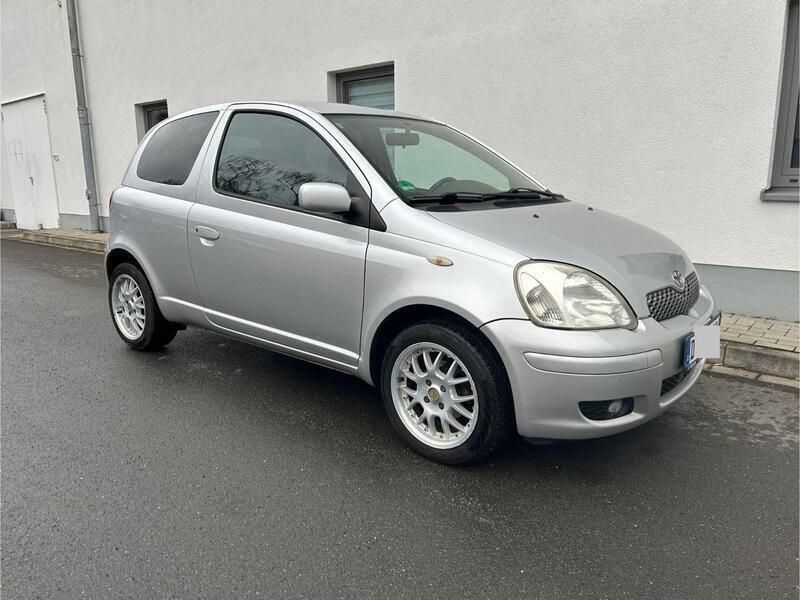 Grau Gebraucht 2003 Toyota Yaris Limousine | 1.300 € (Fairer Preis) - Bild 1/4