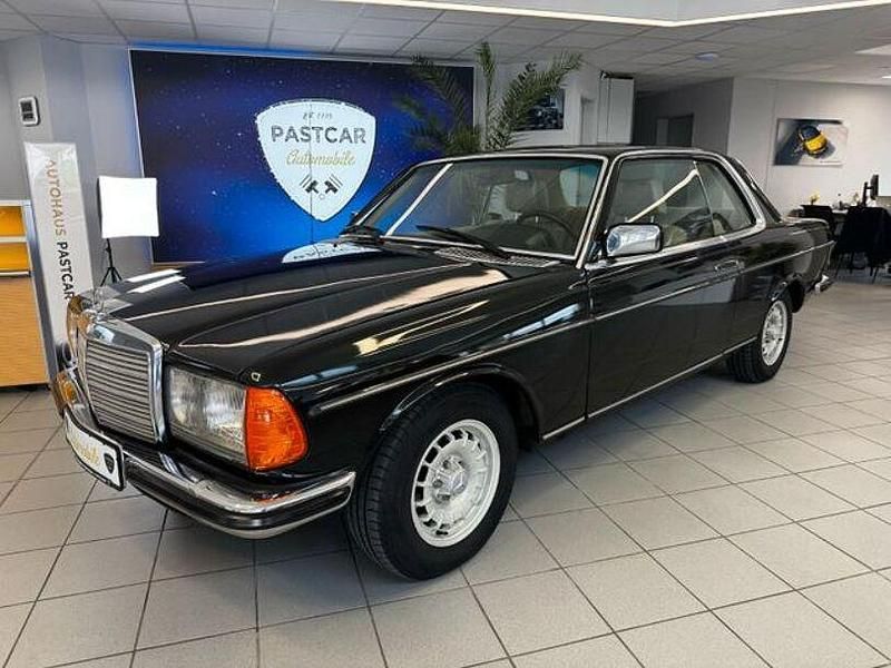 Usado Mercedes 230 110 HP (80 kW) 1978 Preto Coupé