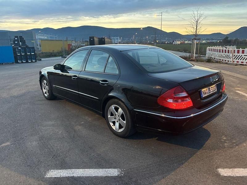 Gebraucht 2002 Mercedes E240 Elegance Limousine | 9.200 € - Bild 1/4