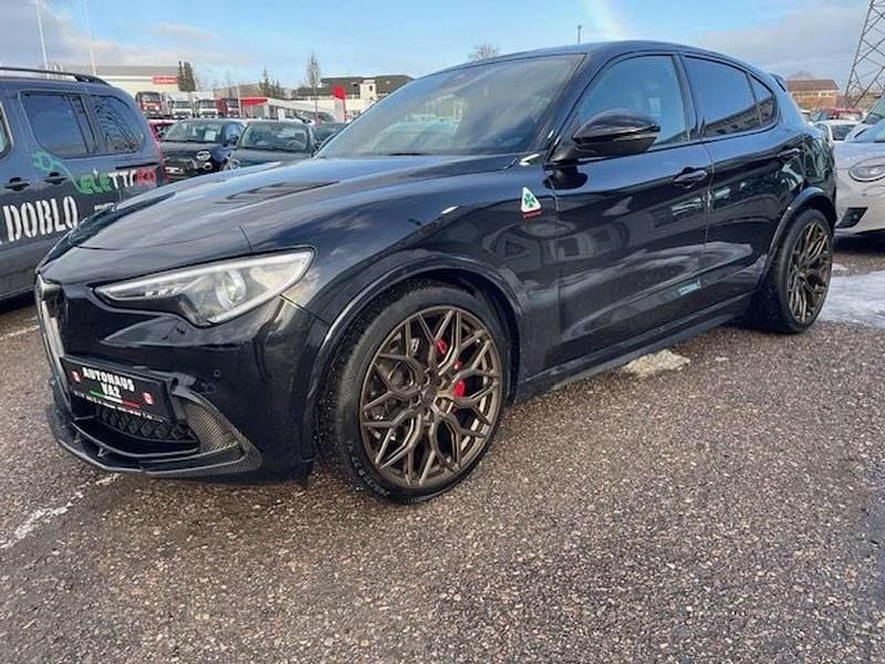 Nero vulcano, metallic Gebraucht 2023 Alfa Romeo Stelvio Quadrifoglio SUV | 71.990 € - Bild 1/4