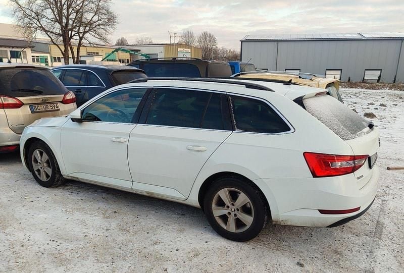 Weiß Gebraucht 2017 Skoda Superb Ambition Kombi | 10.200 € (Superpreis) - Bild 1/4