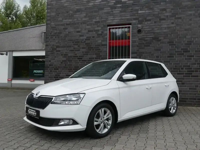 Weiß Gebraucht 2021 Skoda Fabia Ambition Kleinwagen | 12.350 € (Guter Preis) - Bild 1/4