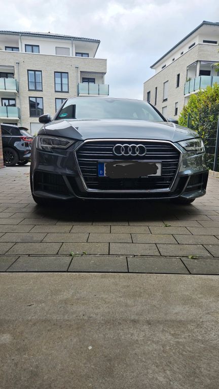 Grau Gebraucht 2019 Audi A3 Sportback Sport Limousine | 20.900 € (Fairer Preis) - Bild 1/4