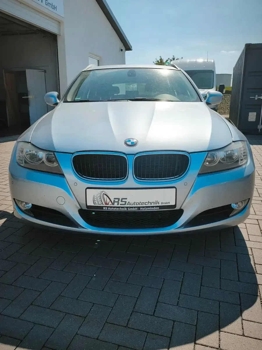 Gebraucht BMW 320 184 PS (135 kW) 2011 Blau Kombi