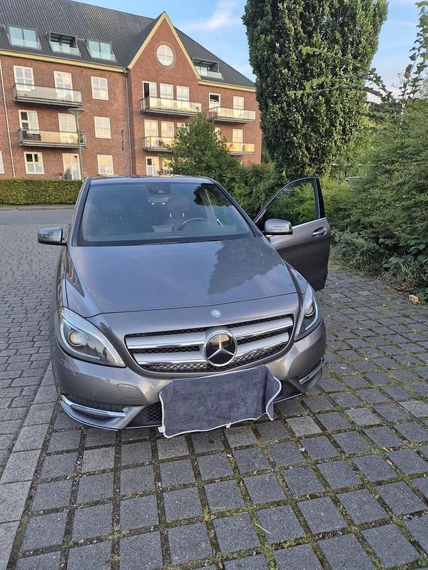 Grau Gebraucht 2013 Mercedes B220 Style Van / Kleinbus | 8.950 € (Fairer Preis) - Bild 1/4