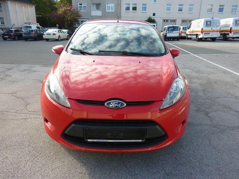 Gebraucht Ford Fiesta Trend 60 PS (44 kW) 2011 Rot Kleinwagen