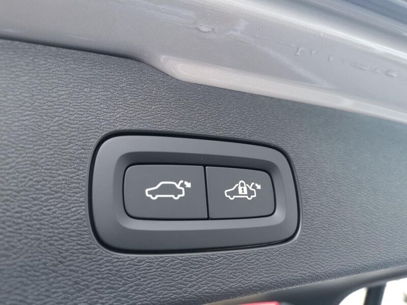 Gebraucht Volvo V60 Plus 197 PS (144 kW) 2024 Silver dawn Kombi