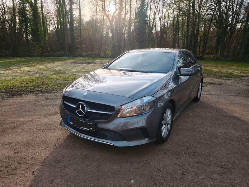 Grau Gebraucht 2015 Mercedes A180 Style Limousine | 11.950 € (Guter Preis) - Bild 1/4