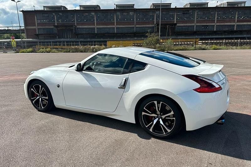 Weiß Gebraucht 2018 Nissan 370Z Pack Coupé | 36.000 € (Teuer) - Bild 1/4