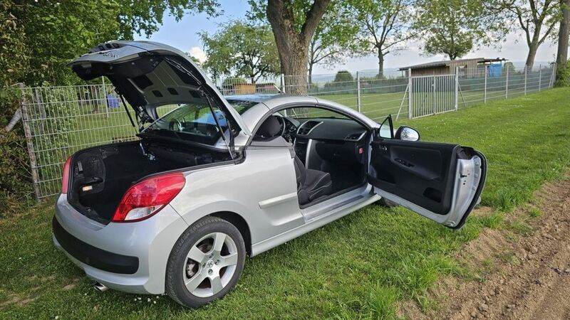 Silber Gebraucht 2011 Peugeot 207 CC Platinum Cabrio | 6.100 € (Fairer Preis) - Bild 1/4