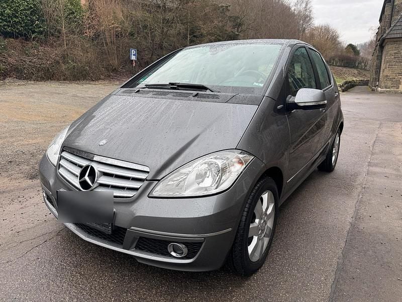 Braun Gebraucht 2011 Mercedes A180 Avantgarde Limousine | 3.700 € (Guter Preis) - Bild 1/4