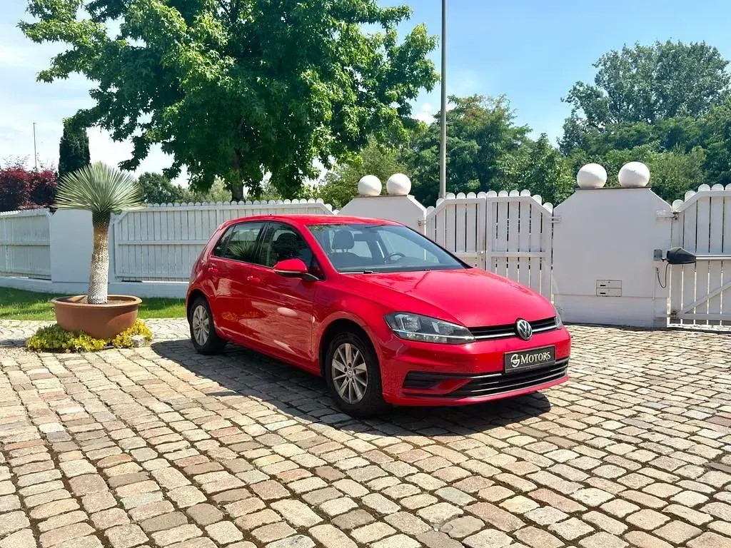 Gebraucht VW Golf VII Trendline 116 PS (85 kW) 2018 Rot Kleinwagen