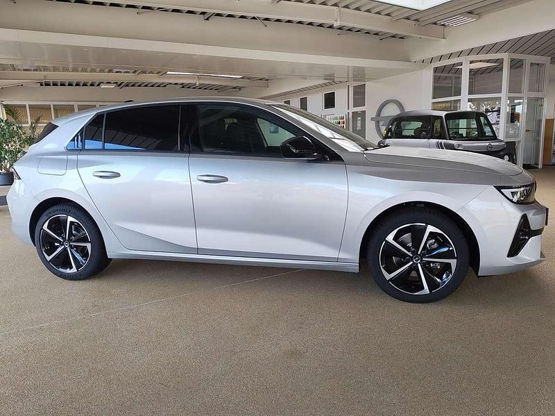 Neu Opel Astra 131 PS (96 kW) 2025 Kristall silber Limousine