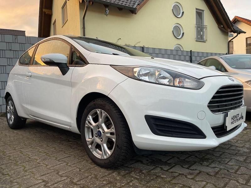 Gebraucht Ford Fiesta 80 PS (58 kW) 2014 Weiß Kleinwagen