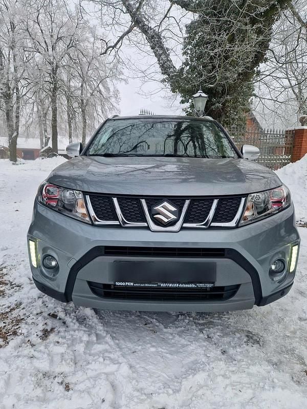 Grau Gebraucht 2018 Suzuki Vitara SUV | 13.450 € (Fairer Preis) - Bild 1/4