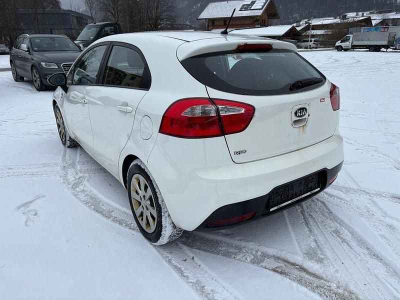 Gebraucht Kia Rio Attract 86 PS (63 kW) 2014 Weiß Limousine