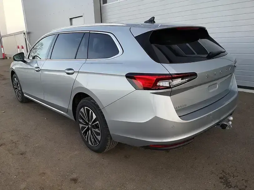 Neu Skoda Superb Selection 360 PS (264 kW) 2025 Pebble silver metallic Kombi